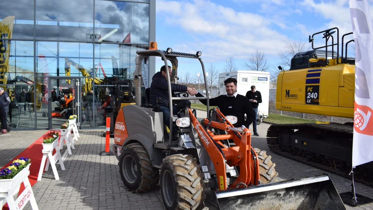 Den nye minilæsser fra tyske Weicor, der er producereret i samarbejde med Scantruck, var et af tilløbsstykkerne til Åben Maskinvej. Og her bliver en af dem solgt til Mikael Jepsen fra MJlift i Frederiksværk. Foto: Jørn Jervelund 