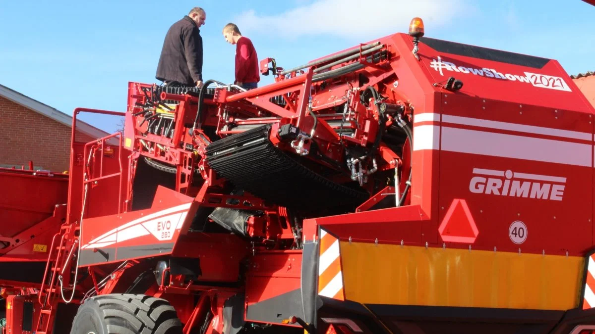 - Den lever op til de kommende transportregler og kan komme ned på tre meter i bredden, da den har en forskydelig akse, så den kan få hjulet trukket ind under sig under transport, siger Per Rasmussen, salgschef for Grimme i Danmark om den ni tons tunge Evo 290-kartoffeloptager.