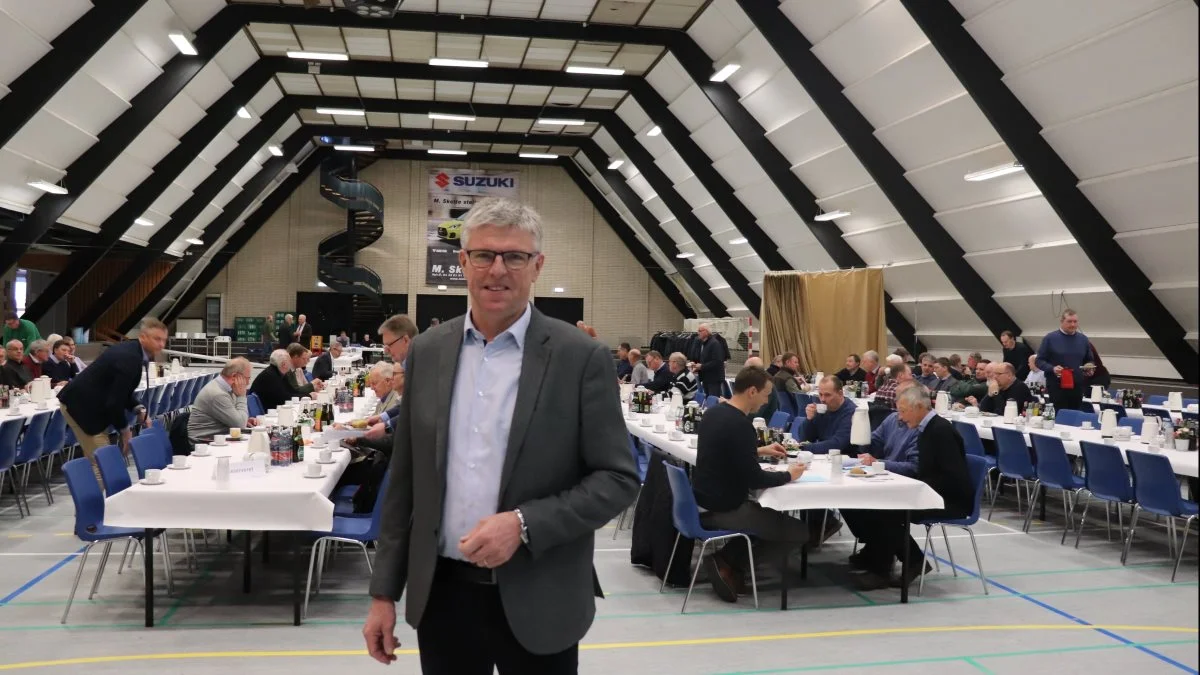 Formand for Danske Sukkerroedyrkere, Troels Frandsen, gør klar til at byde omkring 175 sukkerroedyrkere velkomne i Sakskøbing Sportscenter. Foto: Jørgen P. Jensen