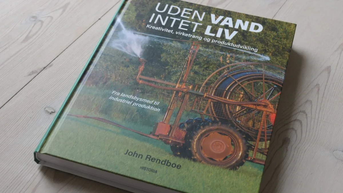 Bogen »Uden vand intet liv« er rigt illustreret med farvefotos og brochurer fra vandingsmaskinernes storhedstid.  
