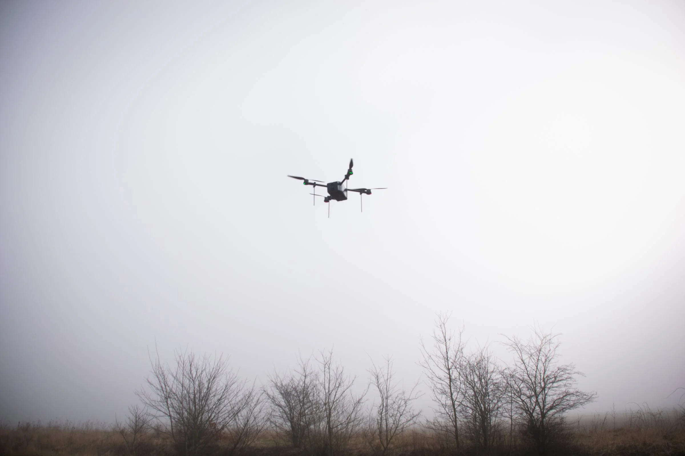 De »flyvende fugleskræmsler« virker ved, at dronen udsender højfrekvenslyde, der efterligner de samme advarselslyde, som fuglene ville bruge for at signalere fare. Dermed kan de, på fuglenes eget sprog, sende dem væk fra markerne.