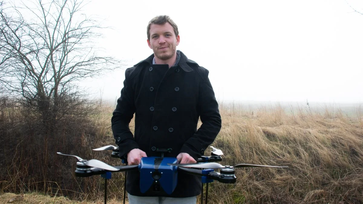 Den ungarske robotingeniør, Balázs Megyeri er medstifter og direktør i Naust Robotics, der har opfundet et autonomt dronesystem, der uden at stresse fuglene nemt og effektivt kan fjerne dem fra markerne. Fotos: Victor Juul Grønbæk