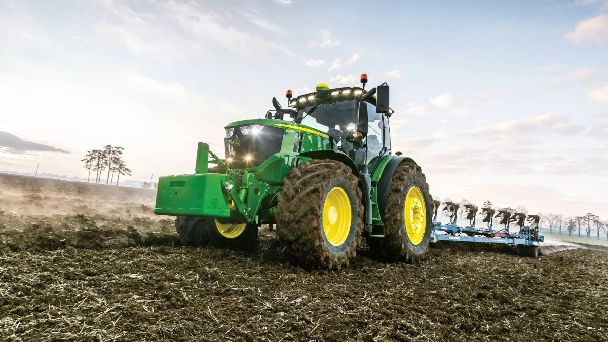 Store flaskehalse for landbrugsmaskinindustrien kan påvirke traktorsalget i Danmark de kommende måneder. Ifølge Cema Business, der er et erhvervsbarometer for den europæiske landbrugsmaskinindustri, viser en ny undersøgelse for februar måned, at ordremængden på nye landbrugsmaskiner gennemsnitligt har en produktionsperiode på 6,1 måned. John Deere tog førstepladsen i februar måned med 31 solgte traktorenheder. Arkivfoto