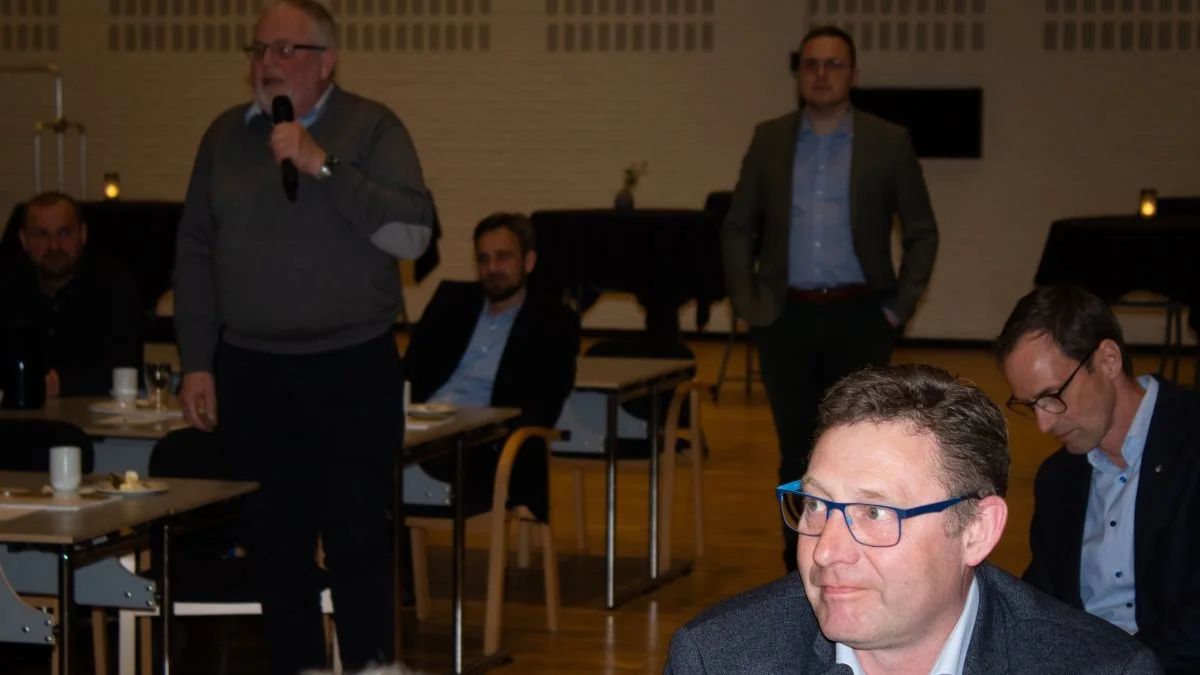 Også Lars Langskov Nielsen (i forgrunden) og Erik Lundgreen (med mikrofon) opnåede genvalg til Danish Agros delegeretforsamling.
