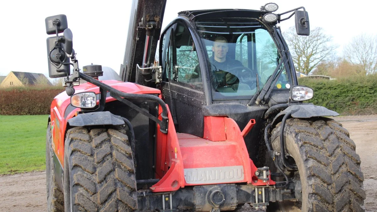 Jakob Bonne Eriksen, kvægproducent på Fyn, nyder godt af driftsikkerheden i sin Manitou og servicen fra Scantruck. Fotos: Scantruck