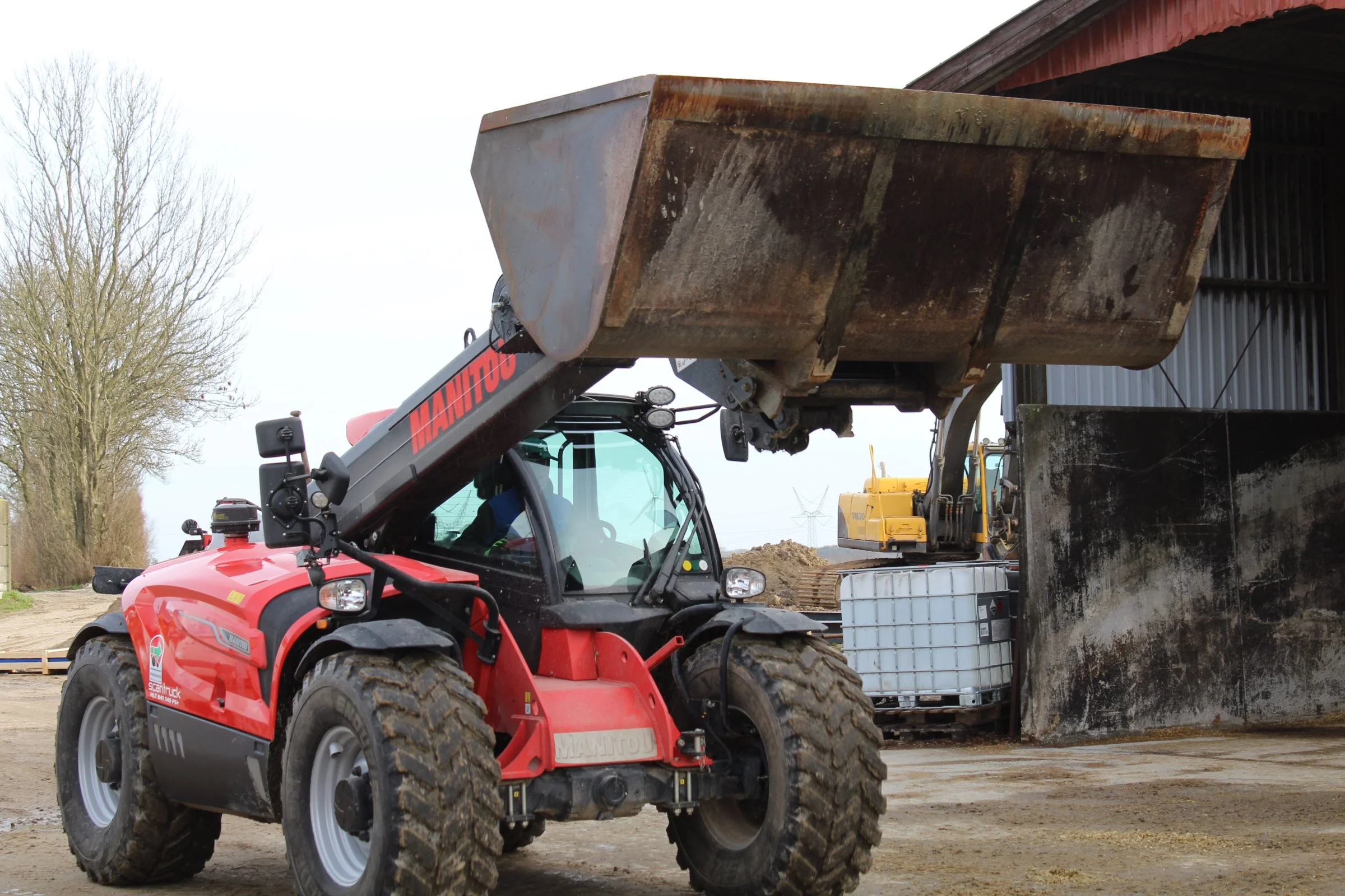 På Gelstedgaard er teleskoplæsseren fra Manitou en af bedriftens vigtigste maskiner. Her bliver den brugt til det daglige arbejde med at læsse foder op i blandingsmaskinen. 