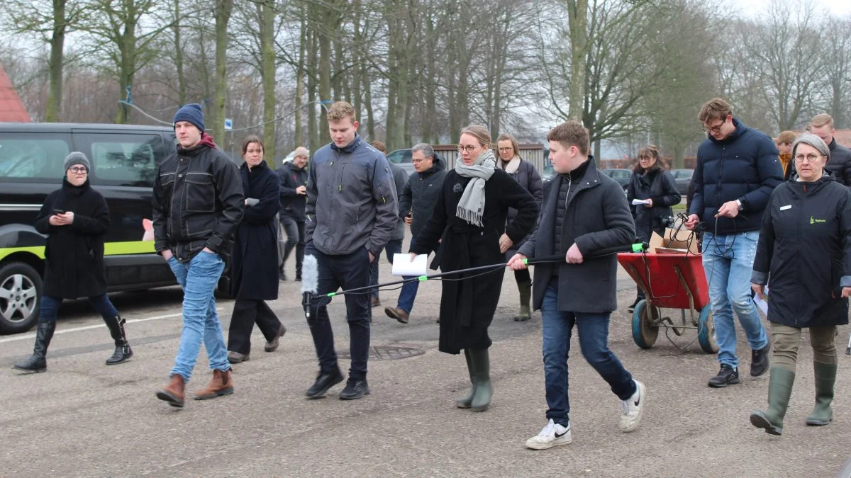 Elever og lærere viste vejen i går, hvor miljøminister Lea Wermelin var på besøg på Bygholm Landbrugsskole for at se og høre om biodiversitet. Foto: John Ankersen
