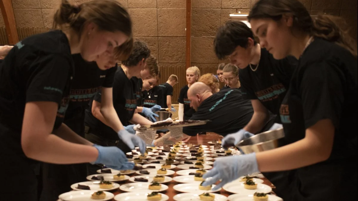 Travlhed hos eleverne, der her er i gang med at tilberede næste servering til festaftenen på Fårevejle Efterskole tidligere i marts. Foto: Ulrik Larsen