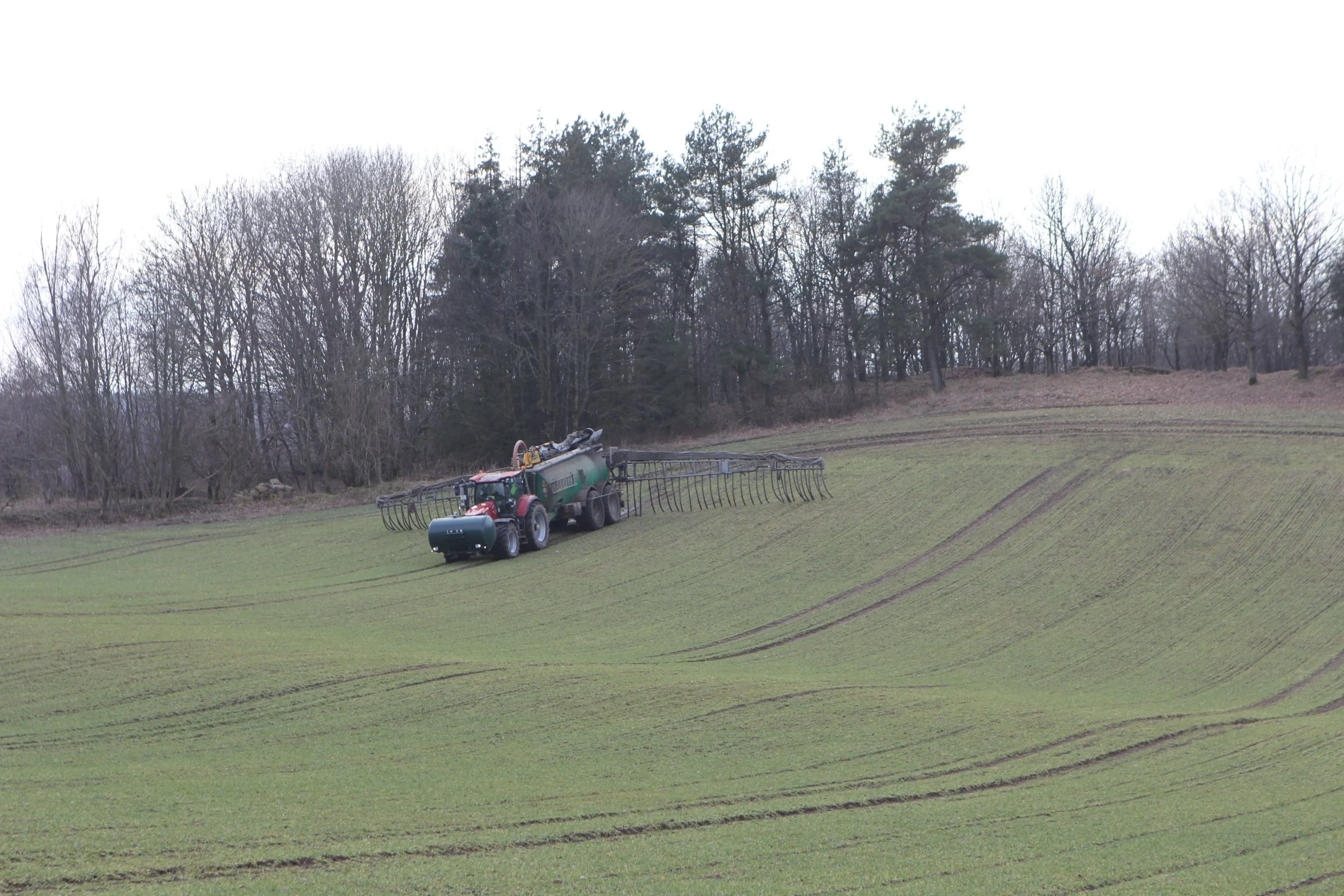 Den lille Samson PG20 passer godt til en Case IH Puma 240 i bakkerne ved Åsted vest for Frederikshavn. Foto: Kasper Stougård 