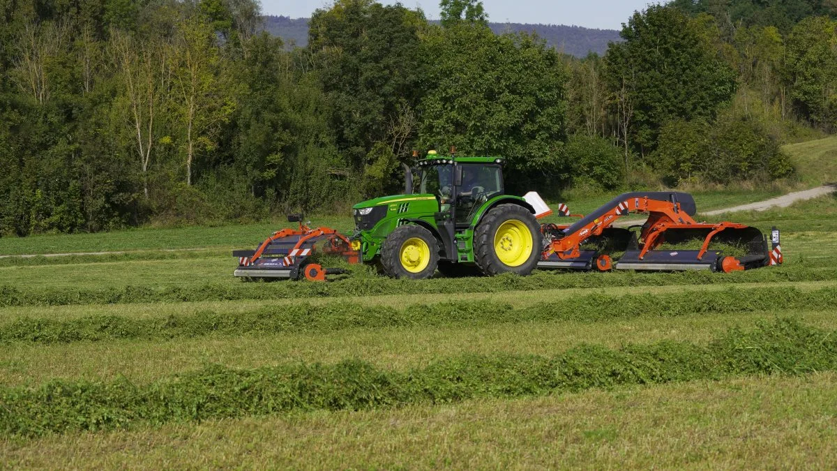 Kuhn Merge Maxx 440F pickup-riven kan levere afgrøden på én eller to sider, så chaufføren selv kan bestemme, hvad der er mest optimalt i forhold til afgrøden og det efterfølgende køretøj.
