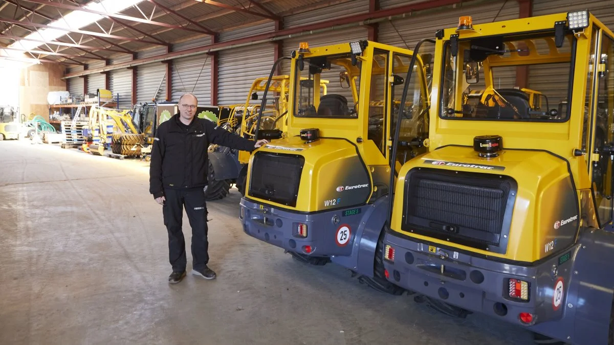 - Vi sikrer altid at have et stort lager af nye, klargjorte maskiner til omgående levering, siger indehaveren af J-Maskiner i Hovslund ved Aabenraa. Jos van Ewijk ses her ved Eurotrac minilæssere fra Holland. Foto: Erik Hansen