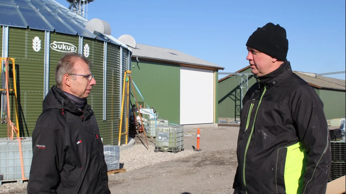 - Vi har valgt at gå op i kapacitet for at være klar til fremtiden, fortæller Mogens Feldthusen (til højre), der her ses i dialog med Carsten Keldmann Christensen, projektkonsulent hos Sukup Europe. Foto: Jesper Hallgren
