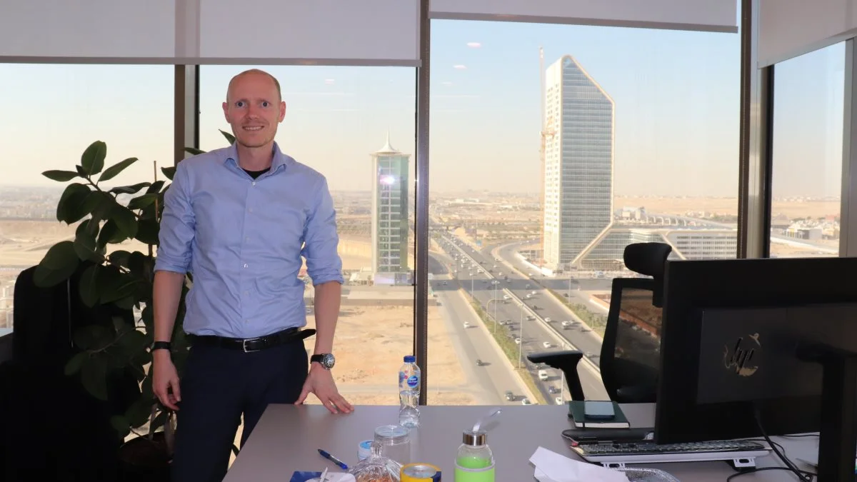 Udsigten fra Henrik Hansens kontor i Arlas hovedkontor i Riyadh siger alt. Det er hovedstaden Riyadh, der vokser hurtigt både i areal og i højden. - Vi tror, at Saudi-Arabien bliver den store vækstmotor for hele Mellemøsten, siger Henrik Hansen, CEO. Fotos: Jørgen P. Jensen