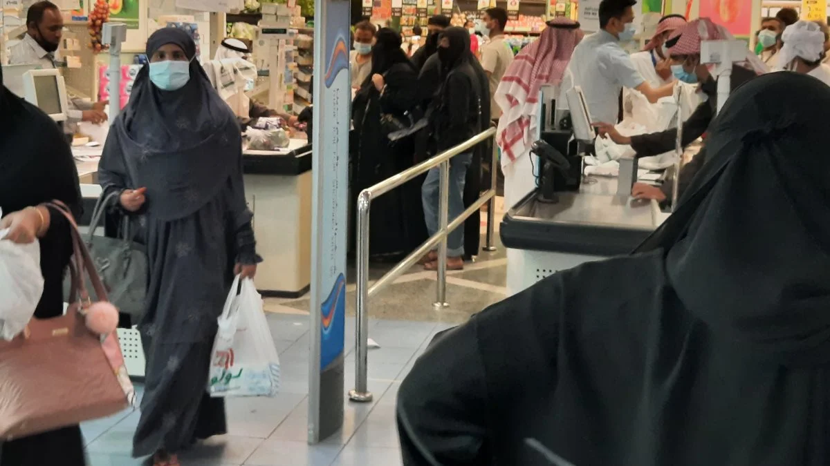 - Det er en ung befolkning her i Saudi-Arabien – cirka halvdelen af befolkningen er under 29 år. Det giver på sigt et meget attraktivt marked for mejeriprodukter, fastslår Henrik Hansen. Her fra et moderne supermarked i Riyadh.