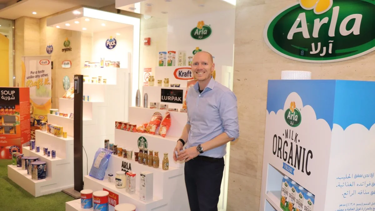 Ved indgangen til Arla Foods hovedkontor i Riyadh står et stort udvalg af Arlas produktion i Saudi-Arabien, som Henrik Hansen her viser.