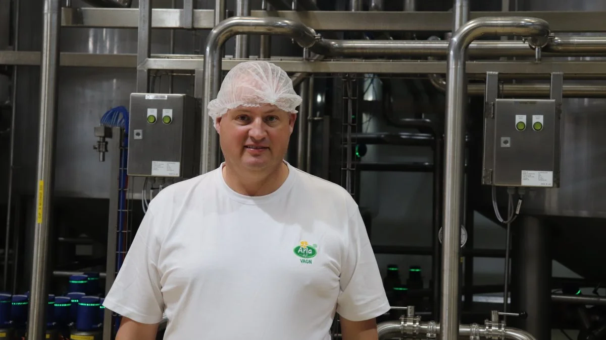Vagn Aage Jensen er chef på Arla Foods mejeri i Riyadh. Han har arbejdet hernede siden år 2000 og været med til Arlas udbygning og senest ombygning til specialprodukter indenfor supper, sovse, flødeprodukter og starbucks-produkter. 