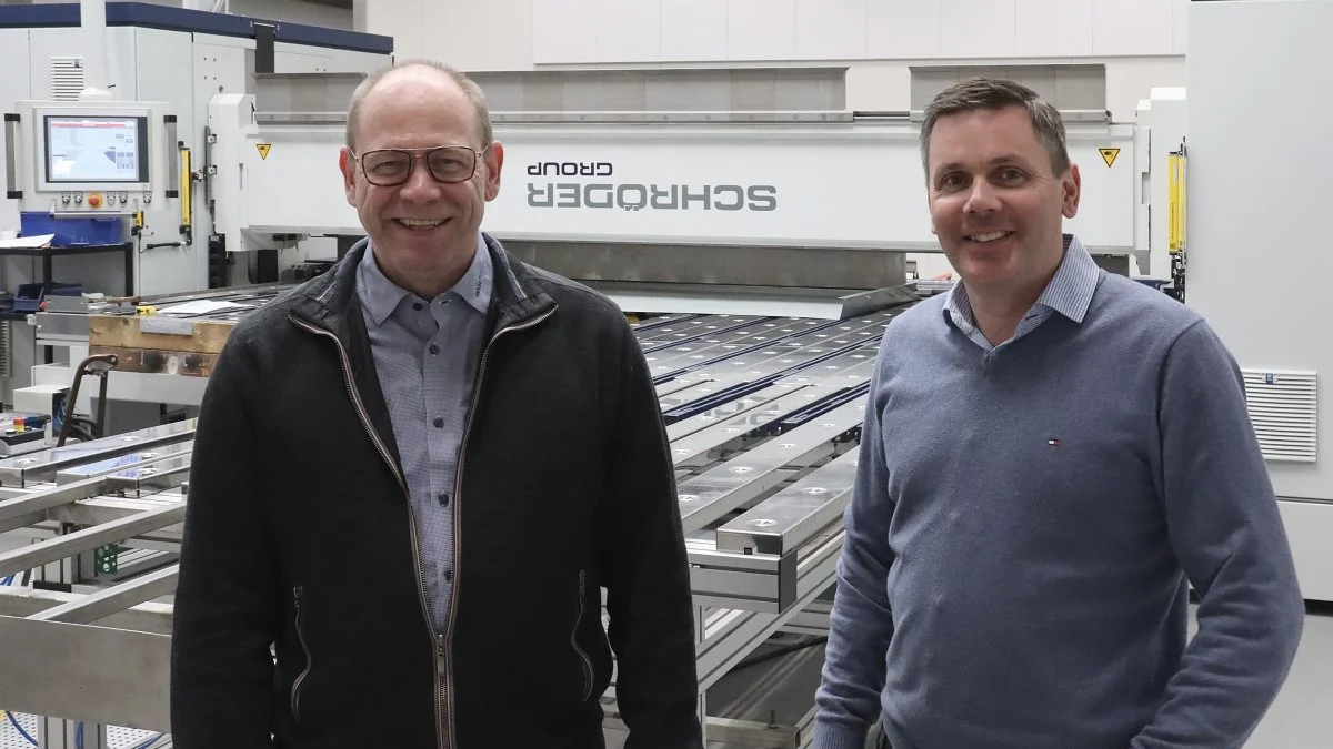 Johnny Brønd, produktionschef hos Door System A/S (til venstre), og Brian A. Jakobsen, service- og montagechef samme sted, kunne sagtens bruge flere kollegaer på fabrikken i Østjylland. Pressefoto