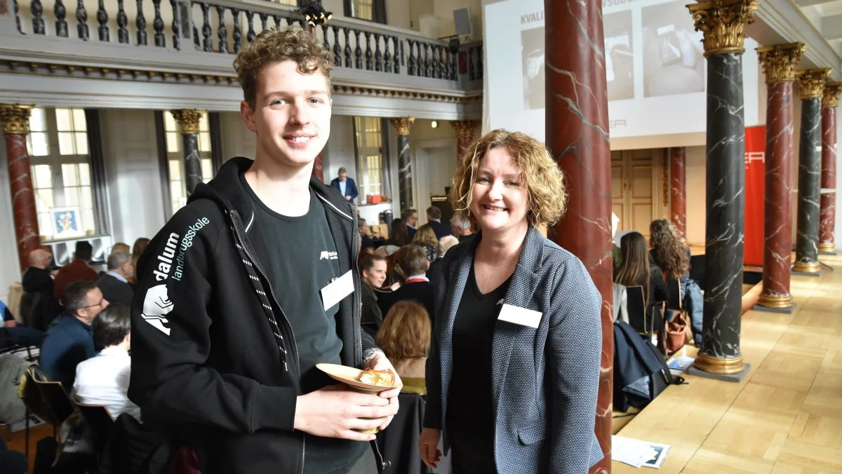Tænketanken DEA var den 8. marts vært for konferencen, Kvalitet i erhvervsuddannelserne. Her var Charlotte Holm Hansen, der er souchef og uddannelsesleder på Dalum Landbrugsskole, og Christian Broe Rasmussen, der netop har afsluttet 1. hovedforløb inviteret til at tale om skolens arbejde med elevtrivsel. Pressefoto
