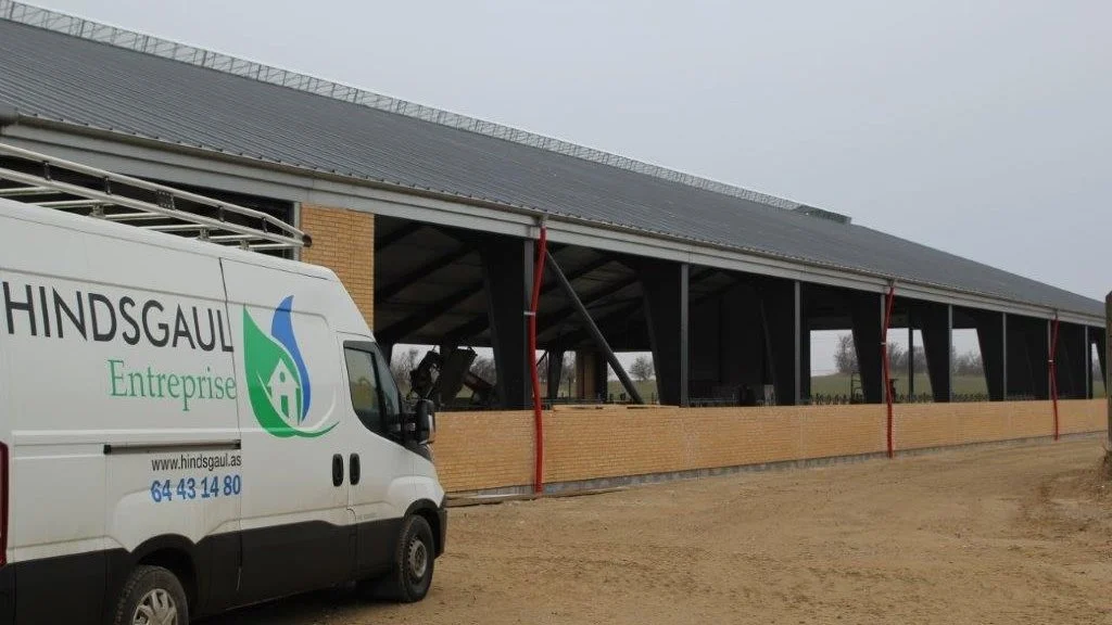 Hindsgaul Entreprise oplever en god optimisme i landbruget. De forventer at være færdige med udvidelsen af eksisterende kvægstald hos Jakob Bonne Eriksen, Gelstedgaard, inden for de næste tre til fire uger.