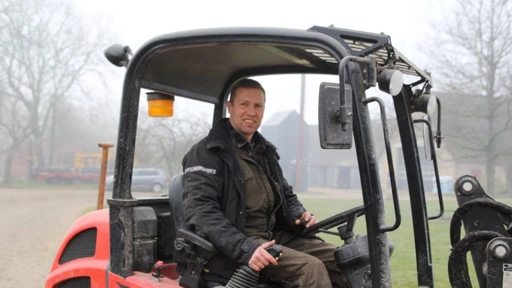 Jakob Bonne Eriksen driver Gelstedgaard i Gelsted med i dag 300 jerseykøer. Ejendommen har miljøgodkendelse til 400 køer. Udvidelsen sker med eget opdræt.