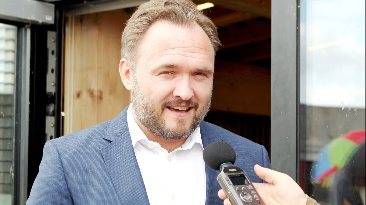 . Europa er på intens jagt efter alternativer til fossil energi, og vi har travlt. Både med at blive grønne og med at blive mere uafhængig af russisk sort energi, siger klima-, energi- og forsyningsminister, Dan Jørgensen.