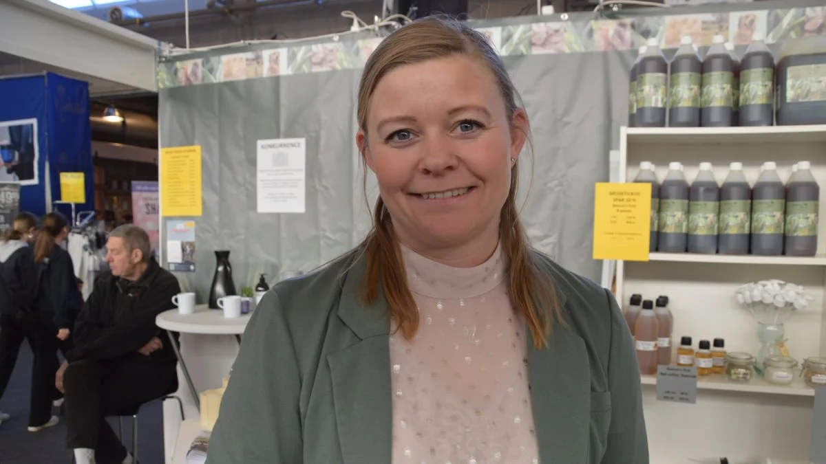 Louise Nielsen, der er ansigtet udadtil hos butikken Nature’s First i Ullerslev, stod klar på standen for at vejlede messens mange interesserede besøgende.