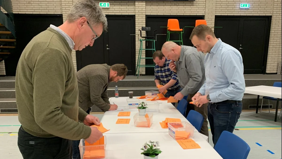 Stemmetællerne var på arbejde i Sakskøbing Sportscenter, hvor 70 ud af de 80 afgivne stemmer var for fusionen. Foto: Jesper Hallgren