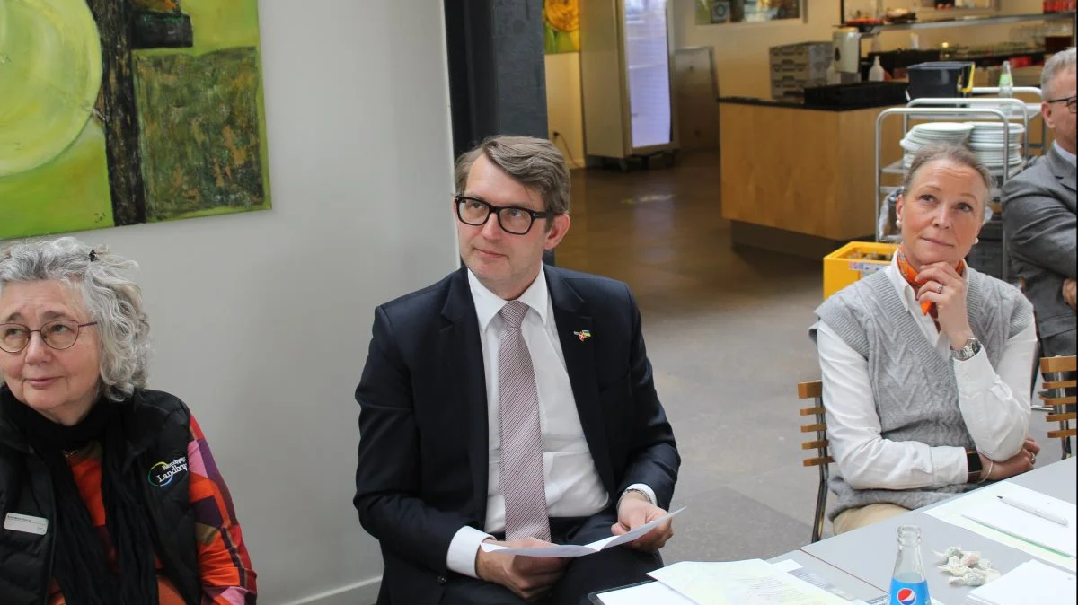 Troels Lund Poulsen fra Venstre (billedet) lytter her til budskaberne. Også Asger Christensen fra samme parti var tilstede. Foto: Morten Ipsen