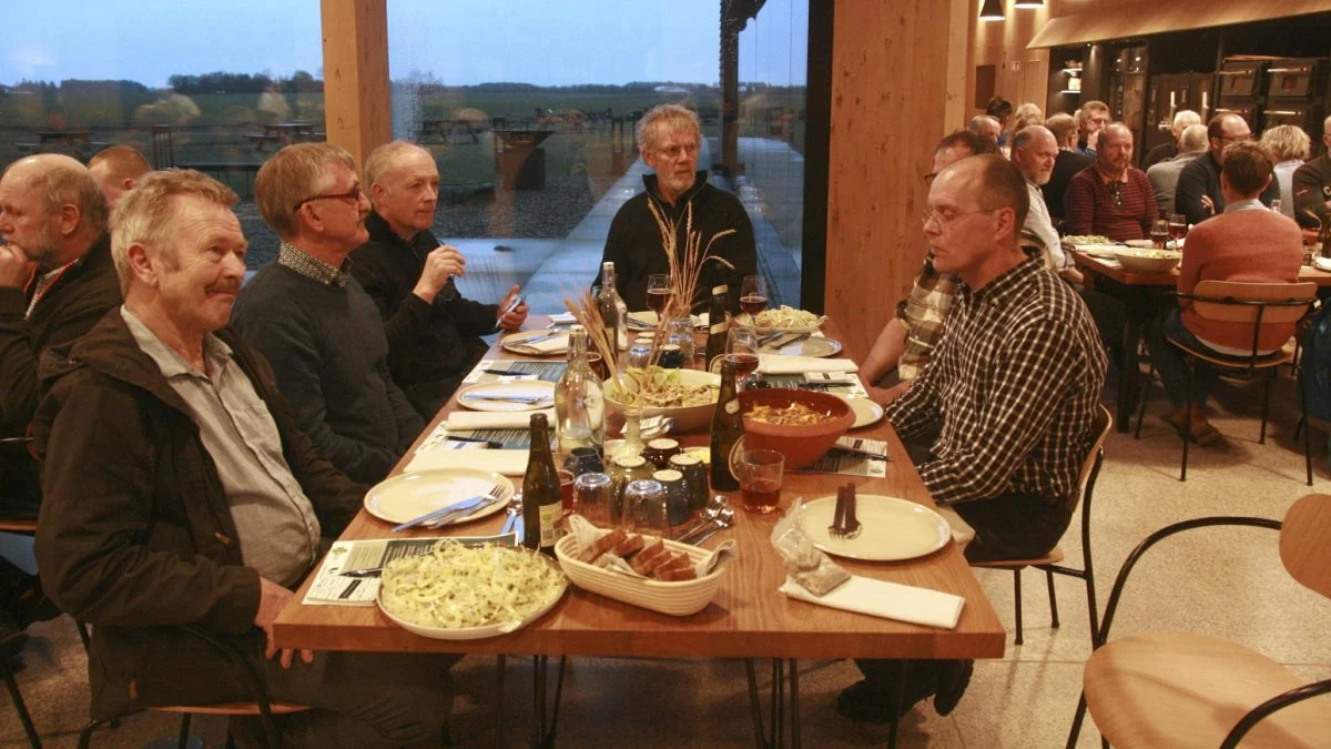De godt 50 deltagere kunne nyde en lækker middag, som blandt andet bød på salater med forskellige kornarter. 