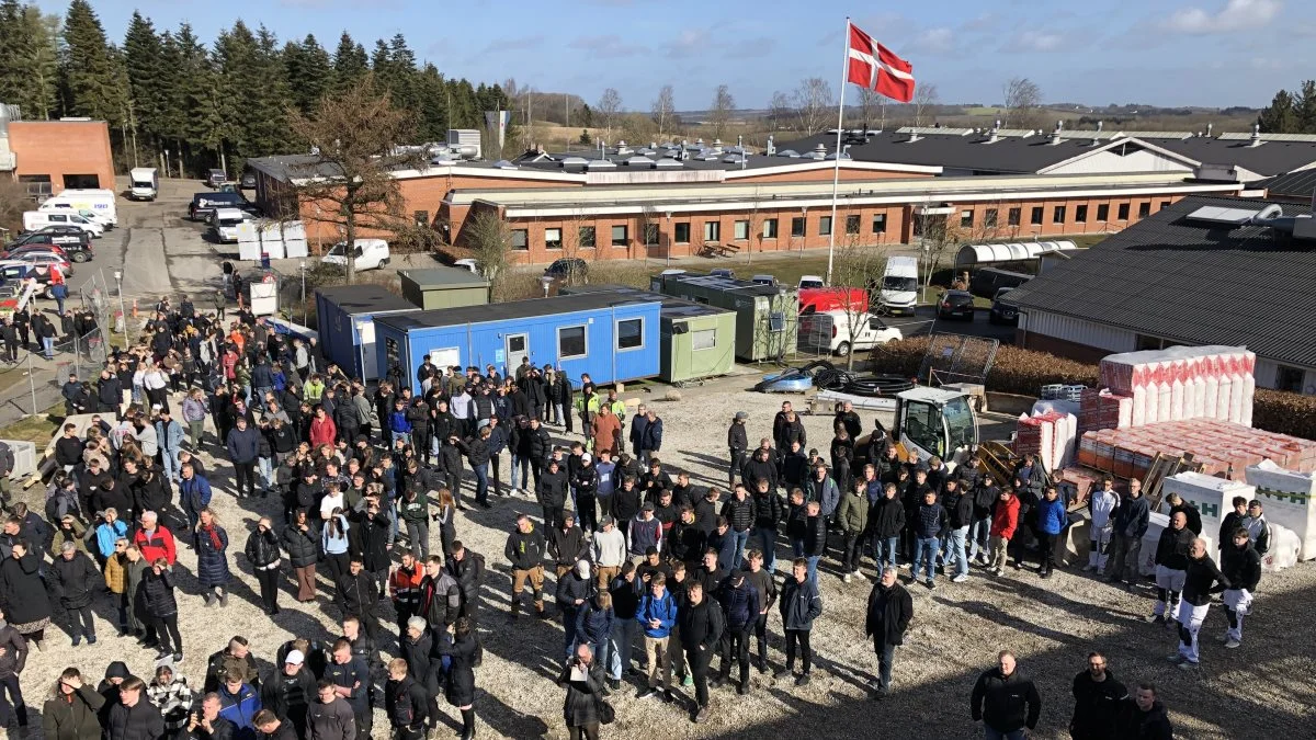 Elever, ansatte og håndværkere var mødt op, da der var rejsegilde på det kommende skolehjem ved HEG i Aars. Fotos: HEG