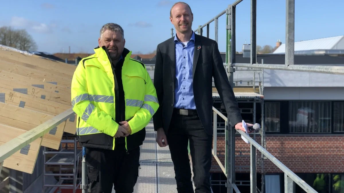 Der blev fortalt om byggeriet, og der var fri adgang til at kigge sig omkring. Her ses Ulf Givskov Bender (th.), som er direktør for HEG og Michael Jørgensen, direktør ved NCO Byg, Aars.

