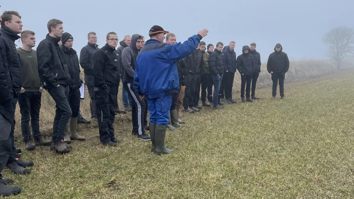 60 landbrugsskoleelever fra Asmildkloster Landbrugsskole blev klogere på bæredygtighed, da de besøgte Torkil Brandt-Pedersen, som har en ejendom i Himmerland. Fotos: Agri Nord