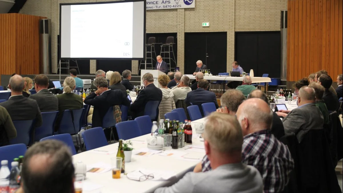 Langt hovedparten af DLS-medlemmerne bakkede på generalforsamlingen i Sakskøbing op om fusionsplanerne med Gefion, og det medførte, at det var sidste gang, at John Nielsen (i baggrunden) var på talerstolen for at aflægge beretning som DLS-formand. Foto: Jesper Hallgren