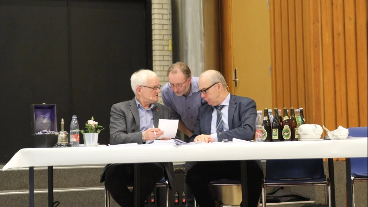 Dirigent Jens Erik Boesen (til venstre) sørgede – sammen med foreningssekretær Jens Kahr (i midten) og formand John Nielsen – for, at generalforsamlingen forløb efter vedtægterne. Foto: Jesper Hallgren