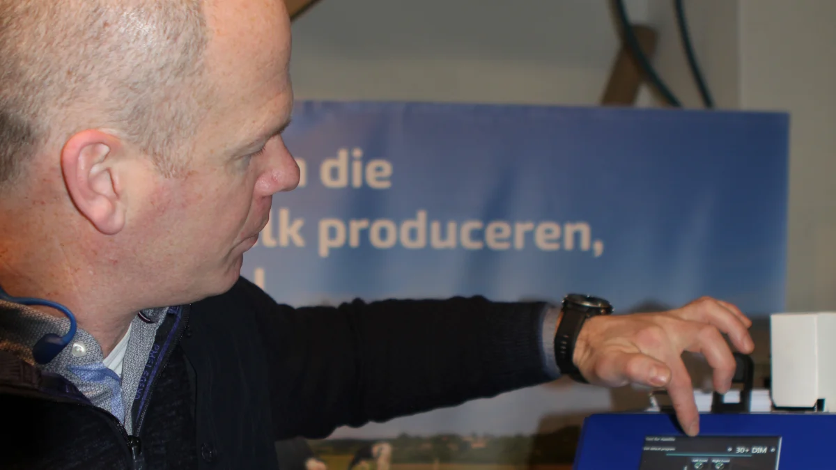 Mart-Jan Bluemink, ejer af firmaet More Milk 2Day, var med på Cebeco Tjoelkers stand på Agro Nord for at fremvise Q-Scout. 