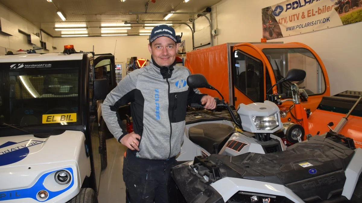 Det er ikke kun ATV'er, som Morten Vulff Møller har til salg. Også el-biler. Foto: Henning K. Andersen