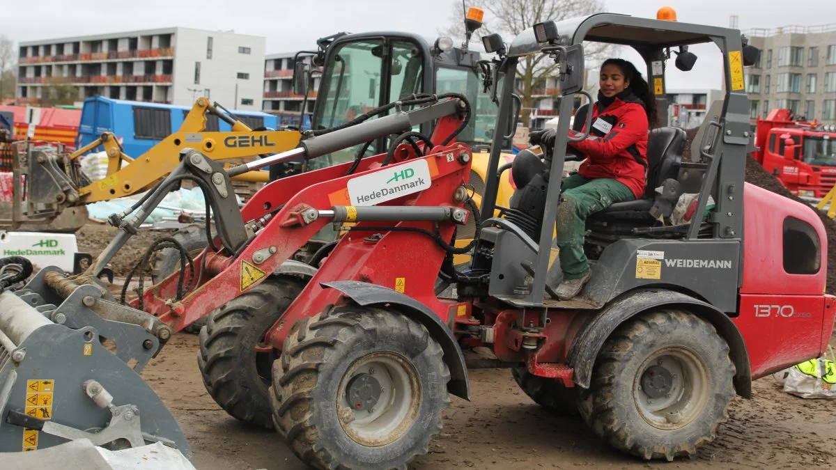 Uddannelsen som anlægsgartner indbefatter også kørsel med blandt andet traktor og minigraver. 