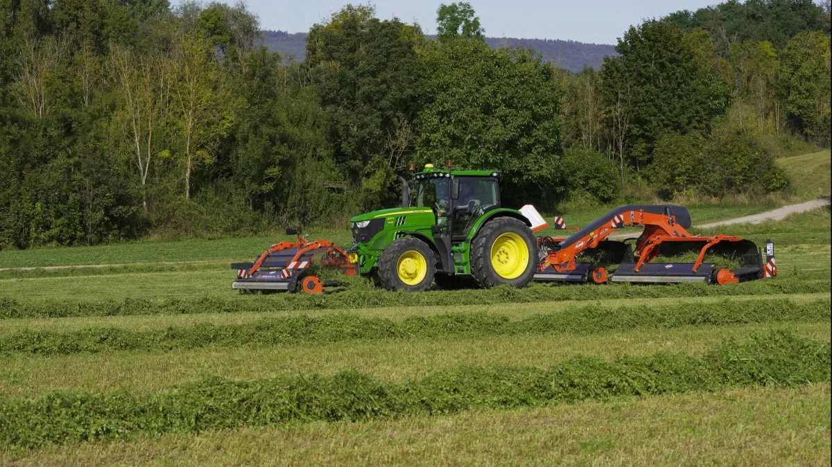 Kuhn Merge Maxx 440F pickup-riven kan levere afgrøden på én eller to sider, så chaufføren selv kan bestemme, hvad der er mest optimalt i forhold til afgrøden og det efterfølgende køretøj.