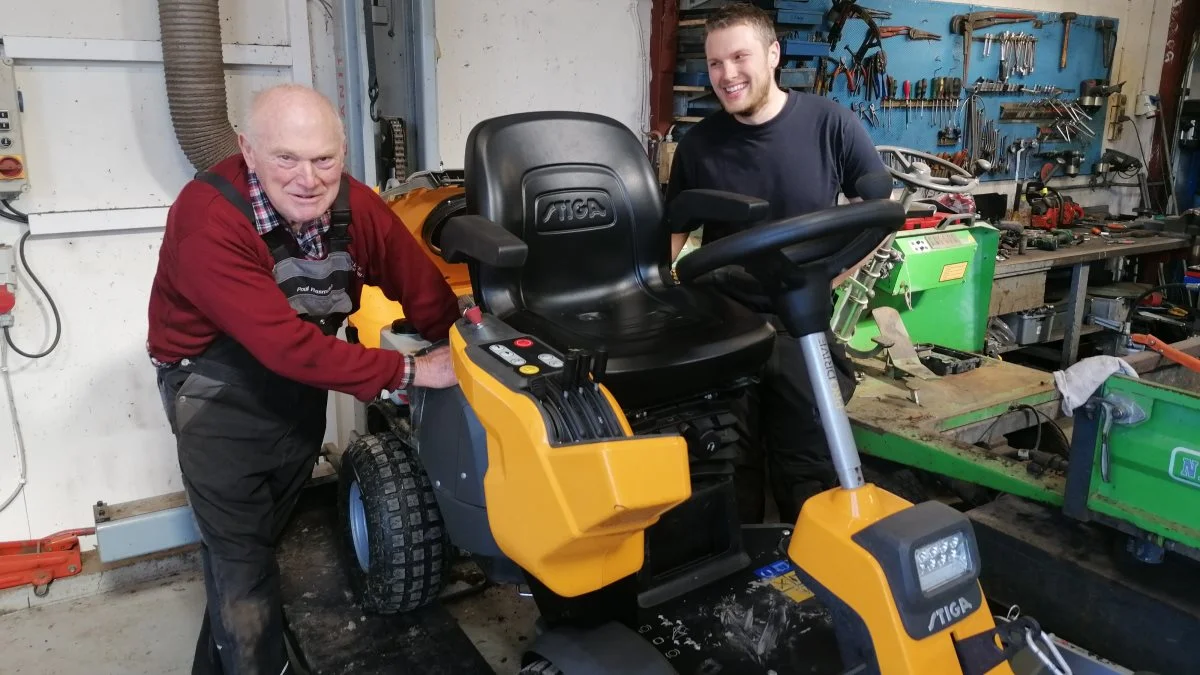 Poul Rasmussen (tv) og barnebarnet Anders Ryberg (th) driver sammen Gremmeløkke Maskinforretning. De oplever stigende interesse både for robotplæneklippere og havetraktorer. Fotos: Henriette Lemvig