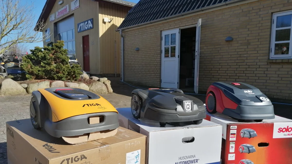 Alt efter behov og størrelsen på den plæne, der skal slås, anbefaler Anders Ryberg den robot, han mener passer bedst til den pågældende køber.