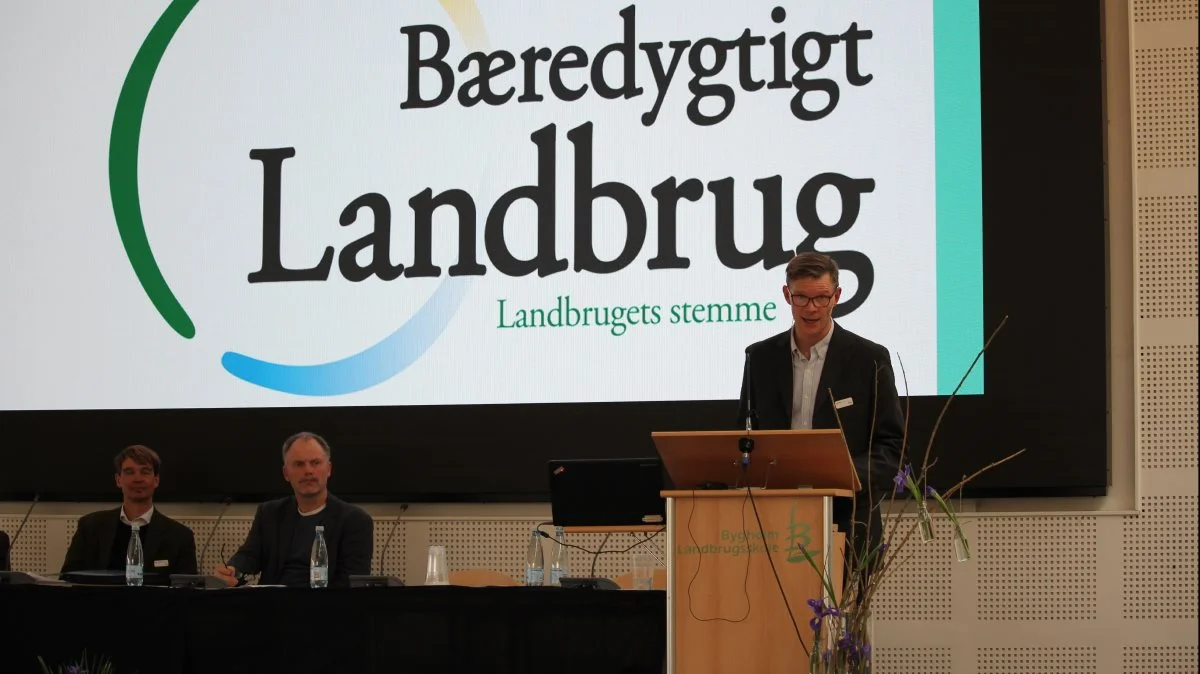 Der findes næppe et mere relevant job i erhvervslivet lige nu, lyder det fra formanden for Bæredygtigt Landbrug, Peter Kiær om foreningens nyopslåede direktørstilling. Her ses han afholde bestyrelsens beretning ved Bæredygtigt Landbrugs generalforsamling i sidste uge.  