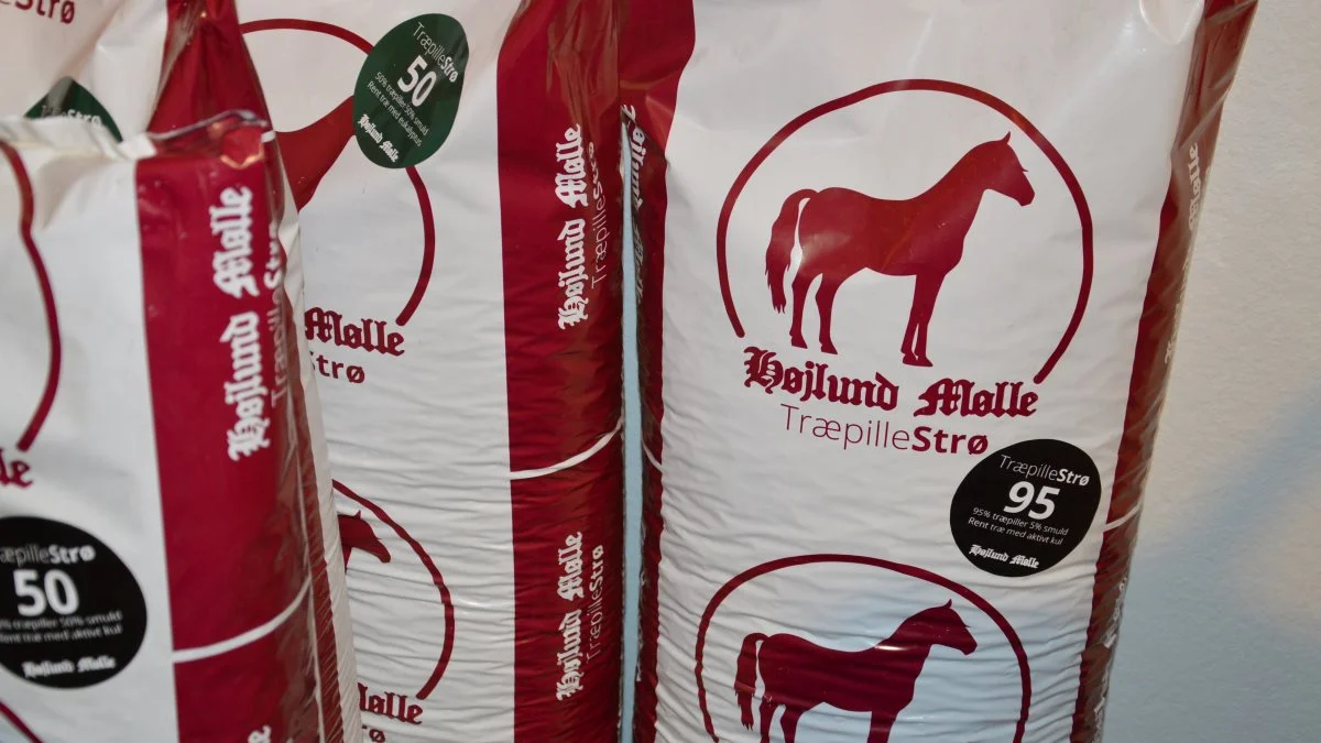 Ifølge Højlund Mølle har krigen en voldsom påvirkning på prisen på træpiller. På blot få uger steg pillerne med 20-25 procent.