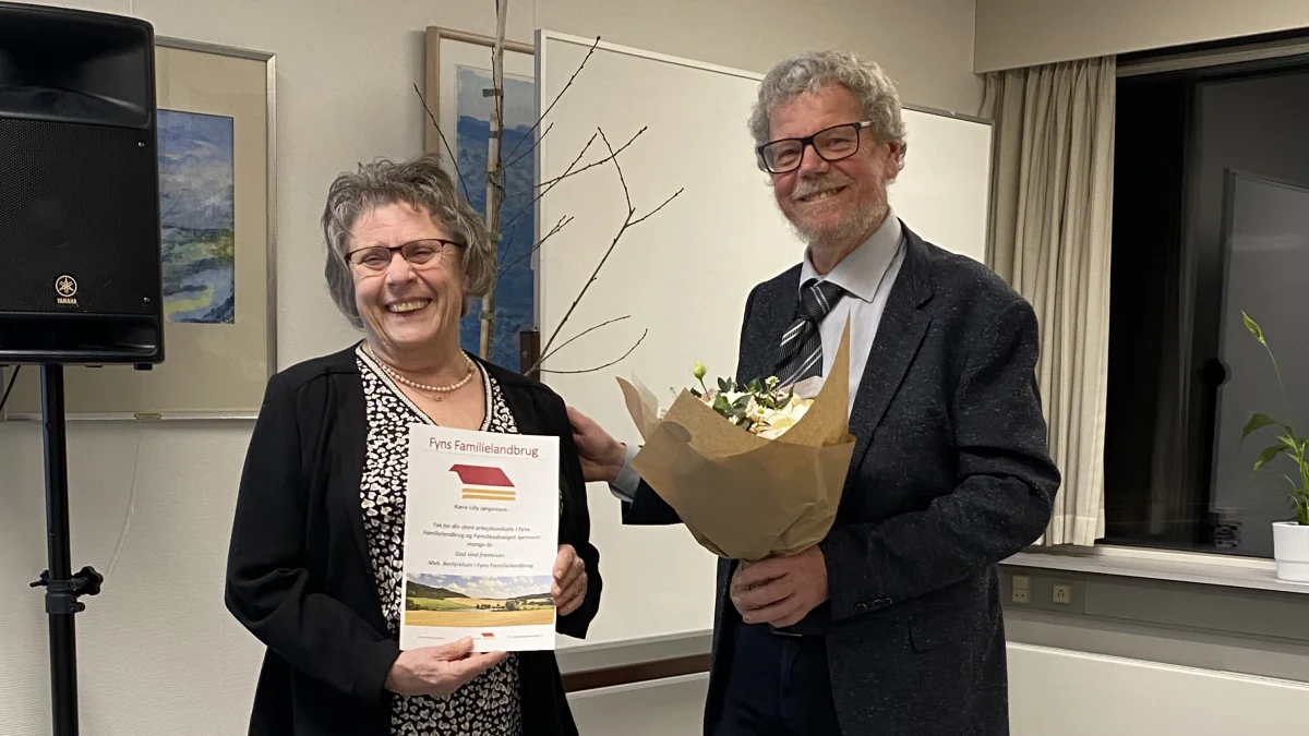 Lilly Jørgensen blev efter 20 år som formand for Fyns Familielandbrugs Familieudvalg takket for sin store indsats. Hun modtag - som de øvrige af foreningen medlemmer - også et egetræ. Foreningens bestyrelsesmedlem og tidligere mangeårige formand, Ib W. Jensen, overrakte blomster og tak. 