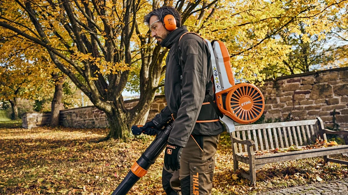 Med en blæsekraft på 25 Newton er den nye BGA 300 en absolut topmodel og desuden den første rygbårne løvblæser i Stihl-batteriserien.