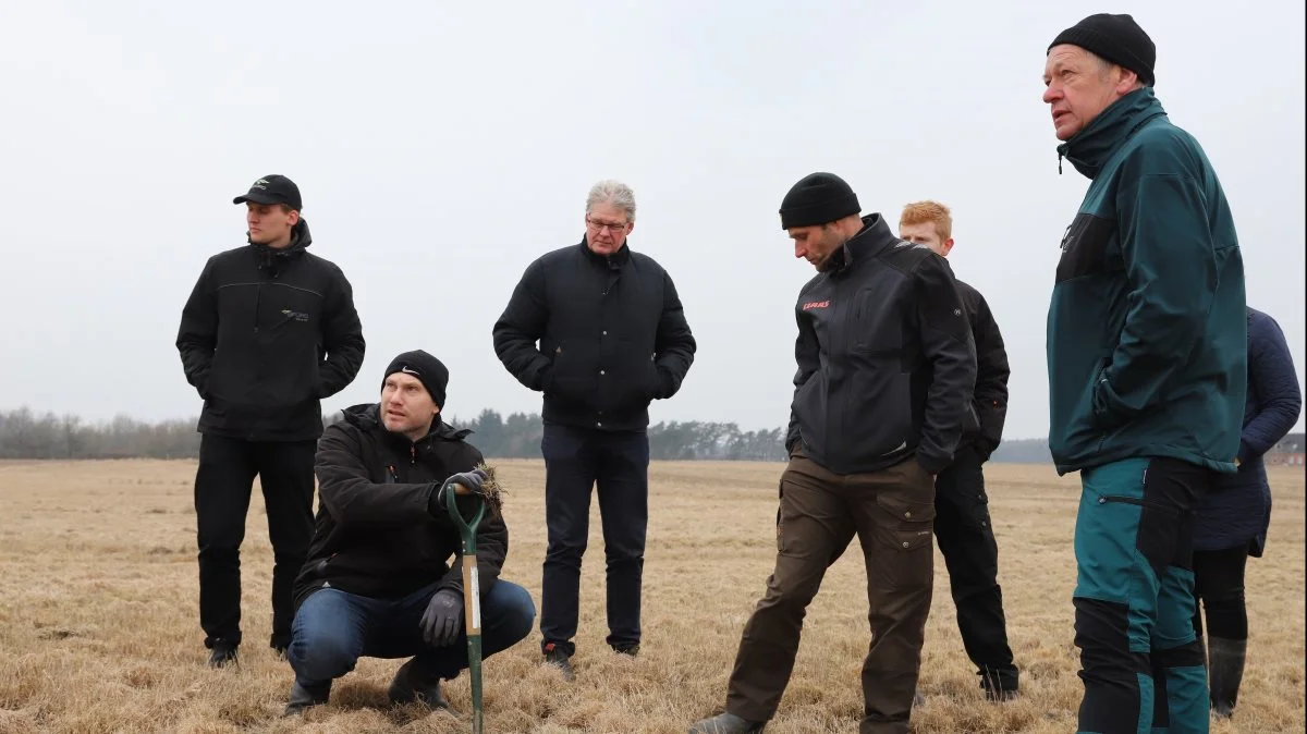 Efter at have fået 160 henvendelser har Seges og FRDK startet 13 nye erfa-grupper op for CA og pløjefri dyrkning. Her er det en CA-gruppe, der forleden mødtes hos Martin Molbo, Ulstrup ved Randers. Fotos: FRDK