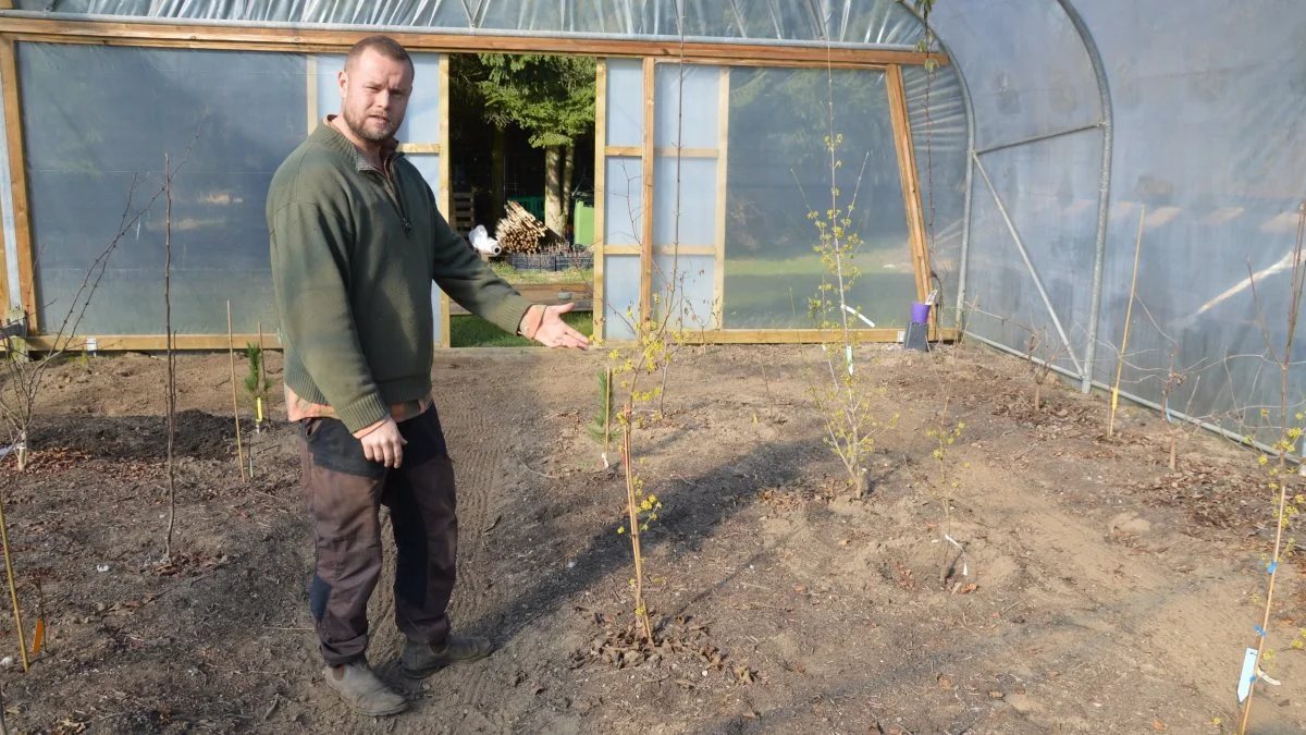 På turen rundt blandt bedene ude og inde understreges detaljen i design og planlægning af en skovhave netop af Jakob Nyholm Jessens passionerede bemærkninger om de mange smukke planters egenskaber og funktioner.