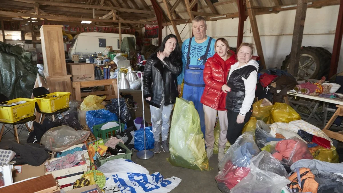 Bent Juul Sørensen og Marina Galatius (th), der er ukrainer og som har boet på Ærø i 16 år, tager her imod to yngre kvinder. Sammen med tre mindreårige børn er de netop ankommet fra krigshelvedet i Østukraine. Her i laden på Bent Juul Sørensens ejendom Gravensdal har ærøboerne mulighed for at indlevere tøj og fornødenheder til flygtningene.



