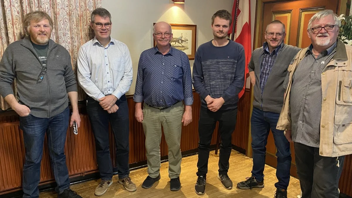 Anders Friis Sørensen i midten af billedet (nr. 3 fra højre) er ny i bestyrelsen i Sønderjysk Familielandbrug. Den øvrige bestyrelse er: formand Antoni Stenger, næstformand Niels Iwang, Bent Moshage, Erno Posch og Preben Hansen og ligeledes nyvalgte Stanley Johansen
