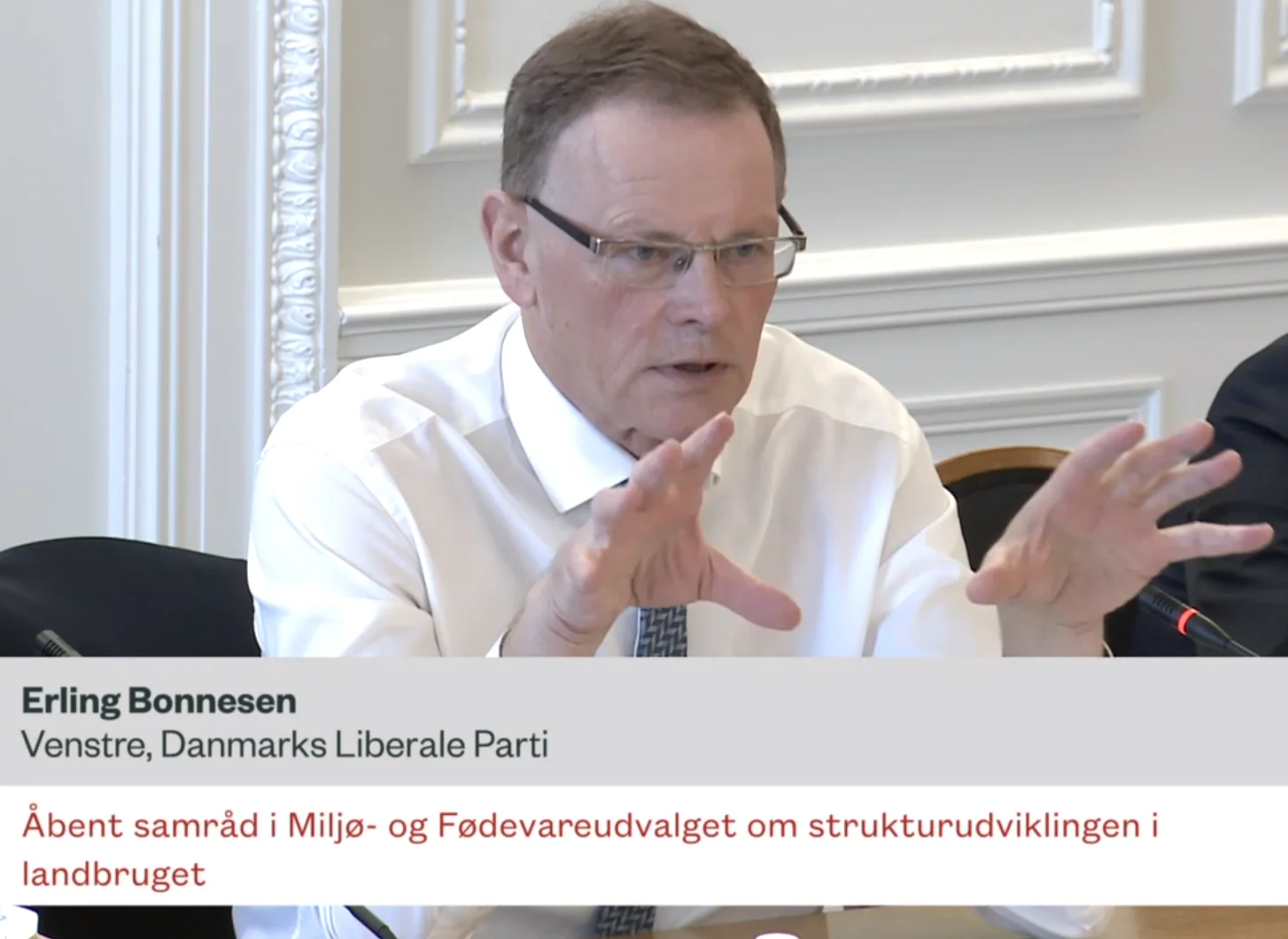 - Sagsbehandlingstiderne skal ned, hvis landbruget og fødevareindustrien kan udvikle sig og kunne tro på fremtiden, påpegede Erling Bonnesen (V) ved samrådet, som han havde indkaldt til. Screenshot: Erik Hansen
