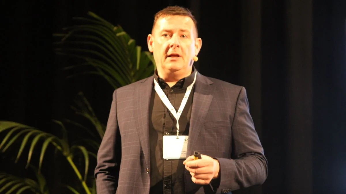 Eric Wanscher, chef hos Videnscenter, SDE College ser gerne, at lovgivningen ændres, så det er muligt at benytte robotter inden for landbruget uden, at man behøver at overvåge dem under aktivitet. 